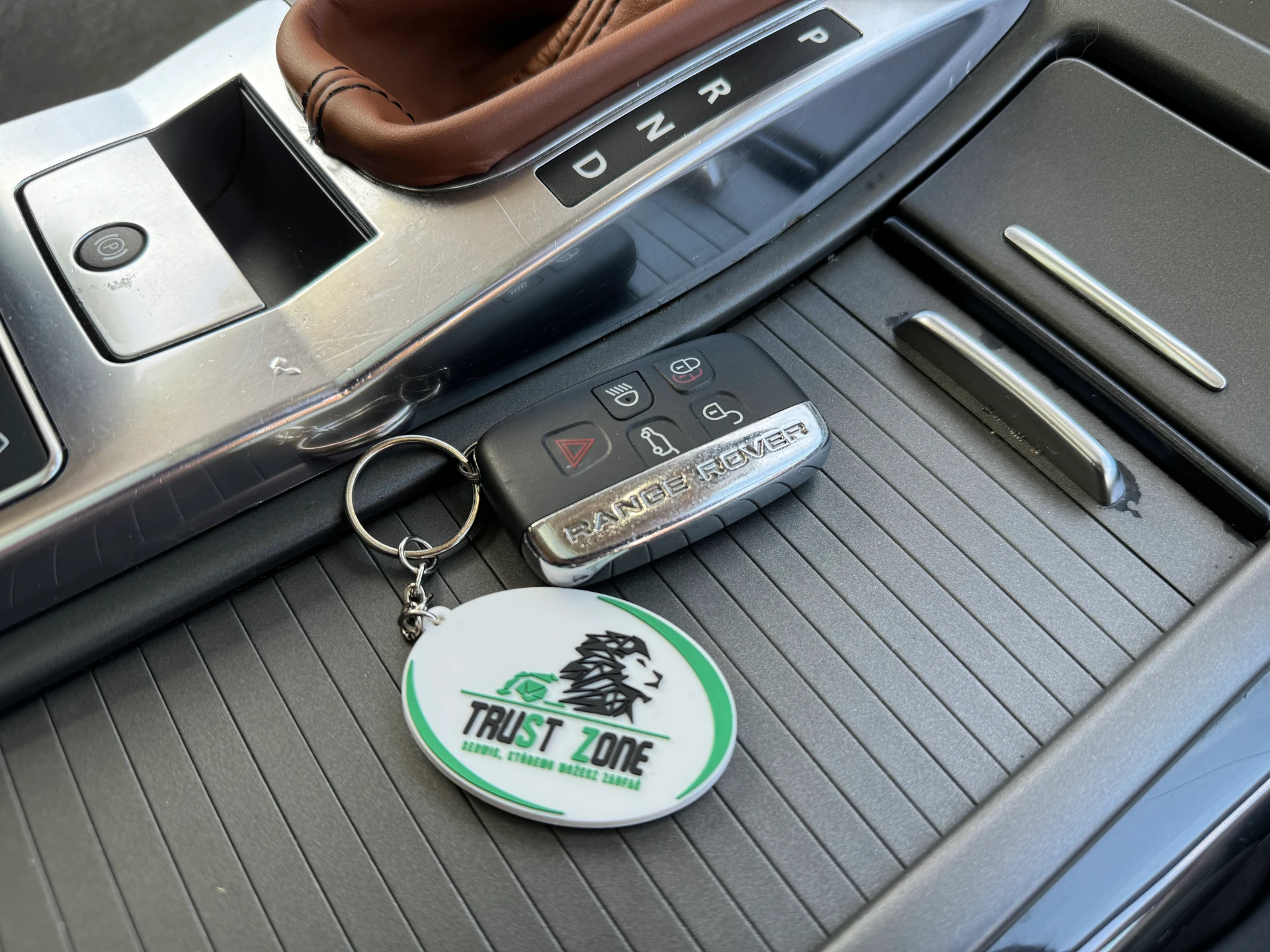 Realizacja serwisowa Land Rover – Trust Zone